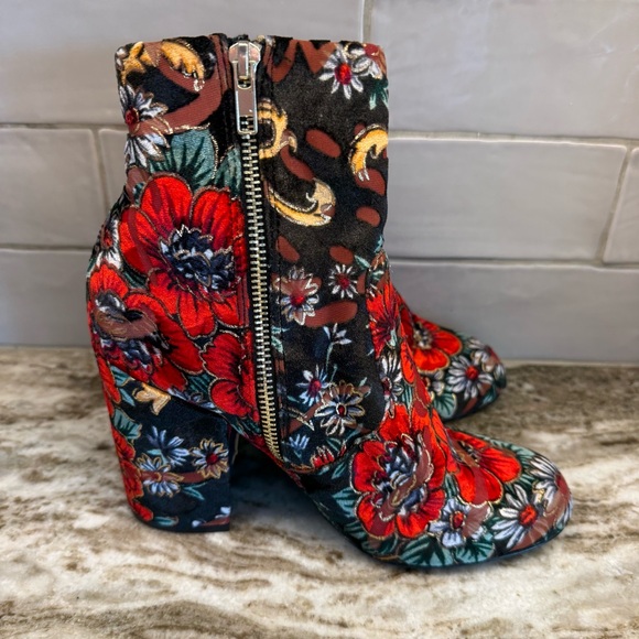 Steve Madden Shoes - Steve Madden Ankle Boots Velvet Red Black Gold Floral Women’s Size 7 EUC